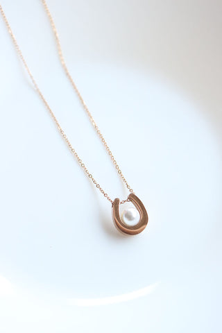 Pearl Horseshoe Short Chain