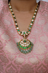 Kundan Chaand Pendant Mid Length Set