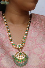 Kundan Chaand Pendant Mid Length Set